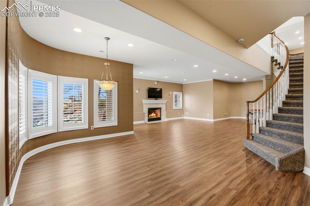 Image 31 of 50: Living Room