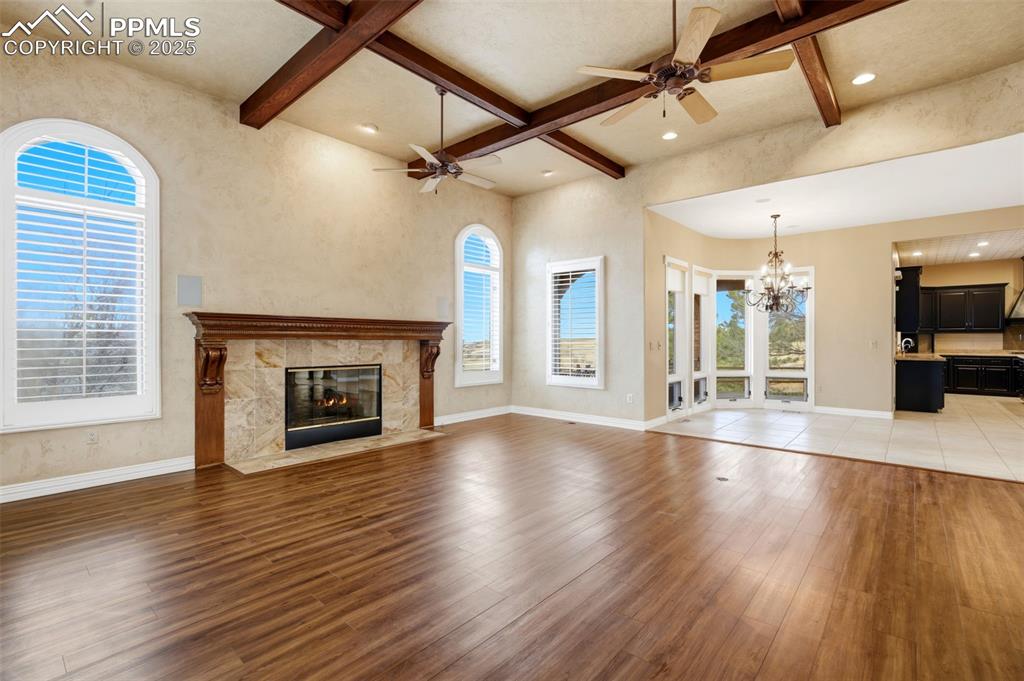 Image 7 of 50: Living Room