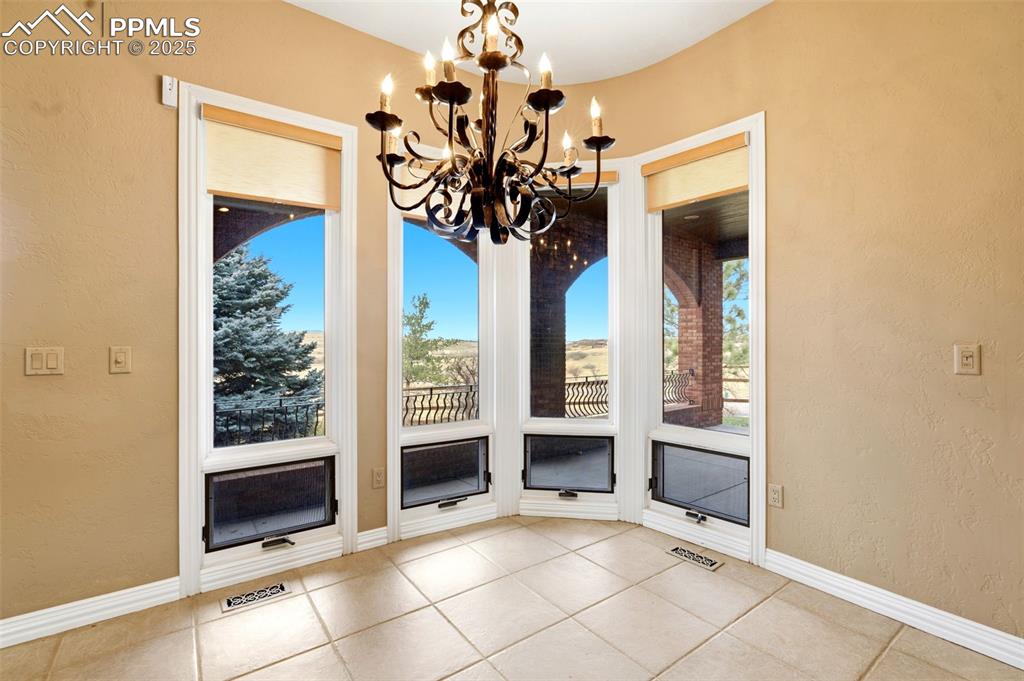 Image 8 of 50: Dining Area