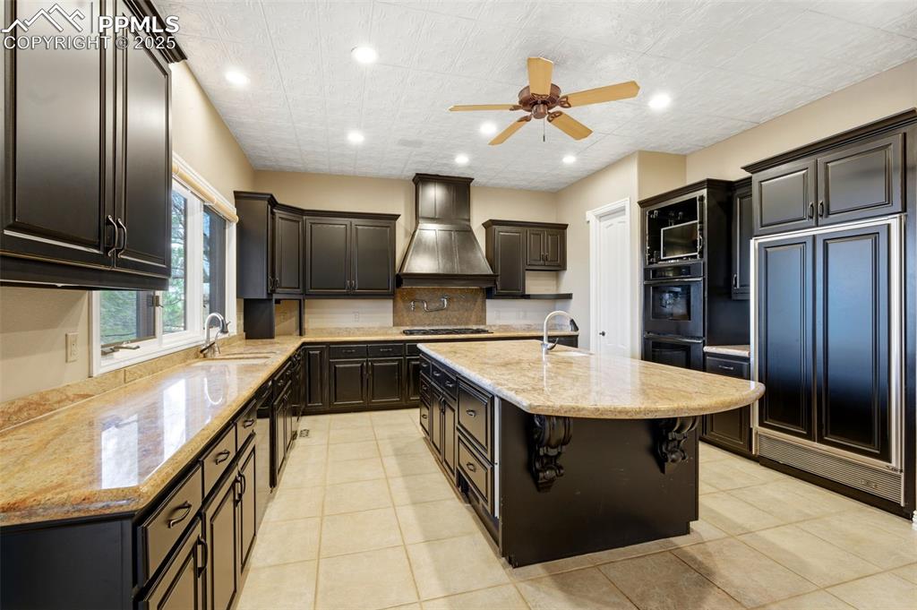 Image 9 of 50: Kitchen