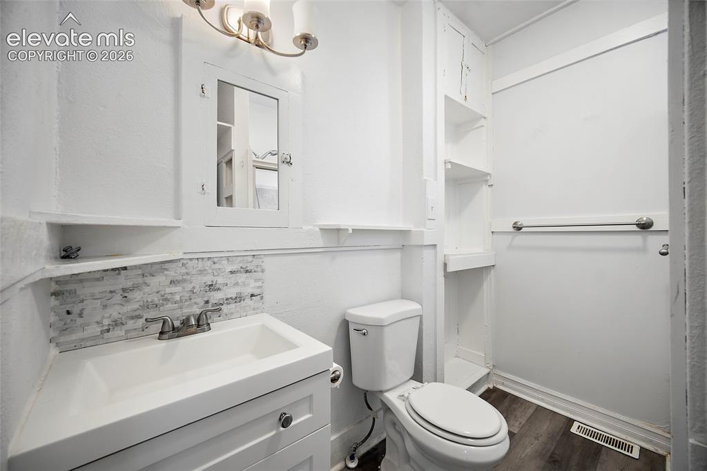 Image 10 of 17: Bathroom