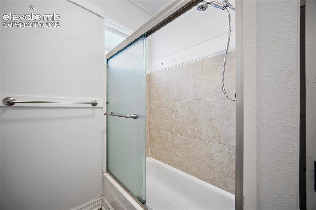 Image 11 of 17: Bathroom