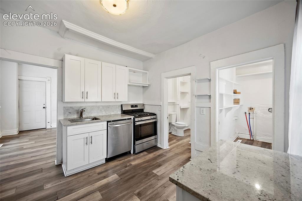 Image 5 of 17: Kitchen