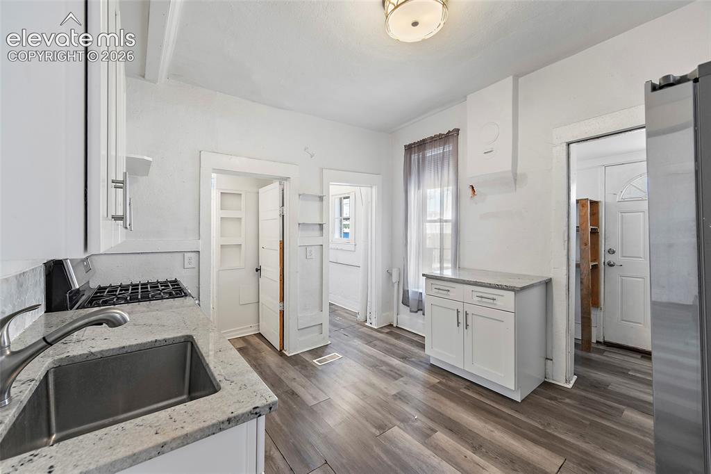 Image 6 of 17: Kitchen