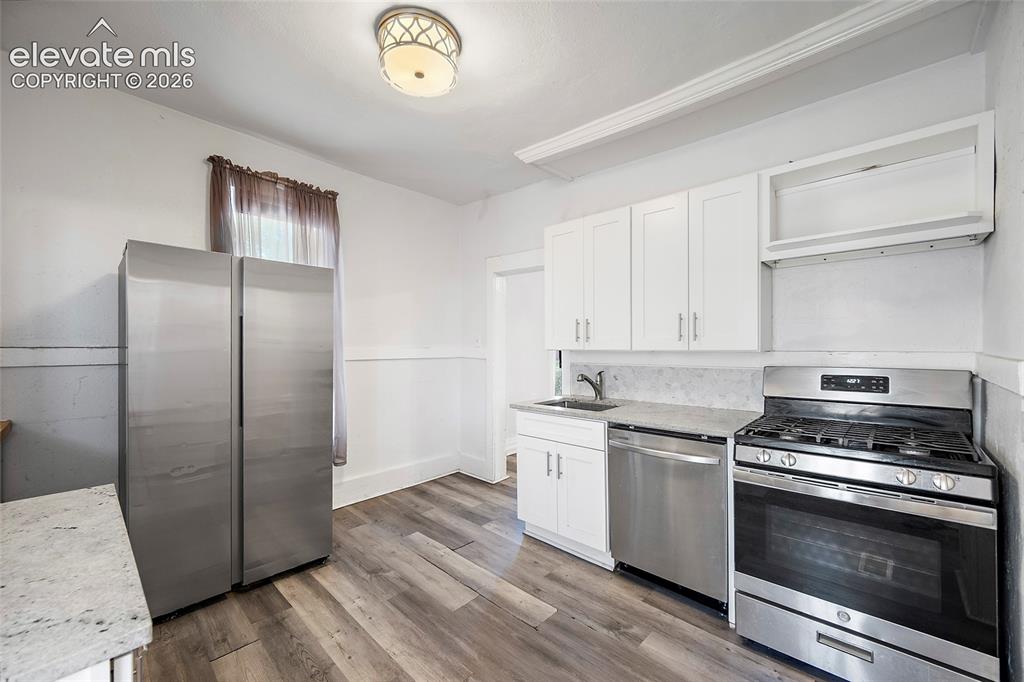 Image 7 of 17: Kitchen