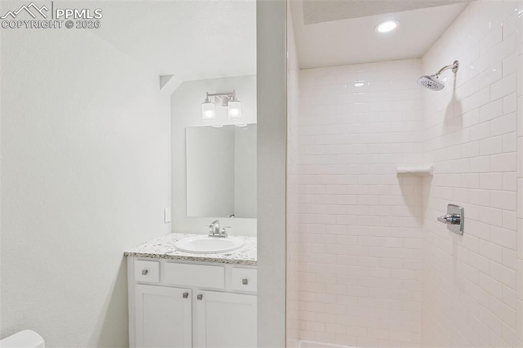 Image 22 of 26: Bedroom