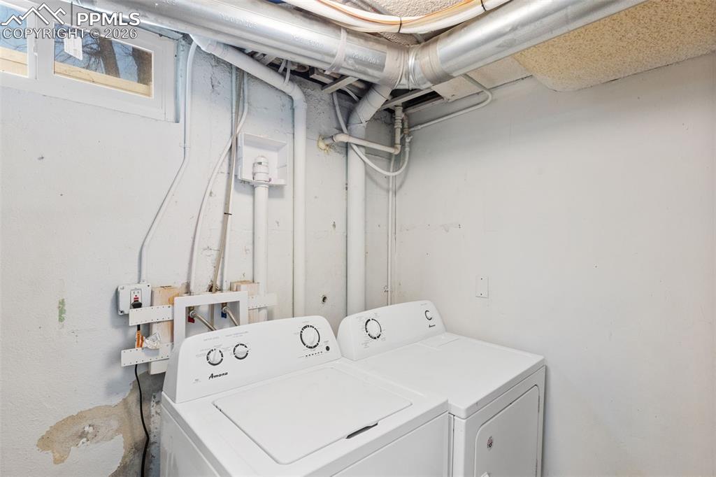 Image 23 of 26: Bedroom