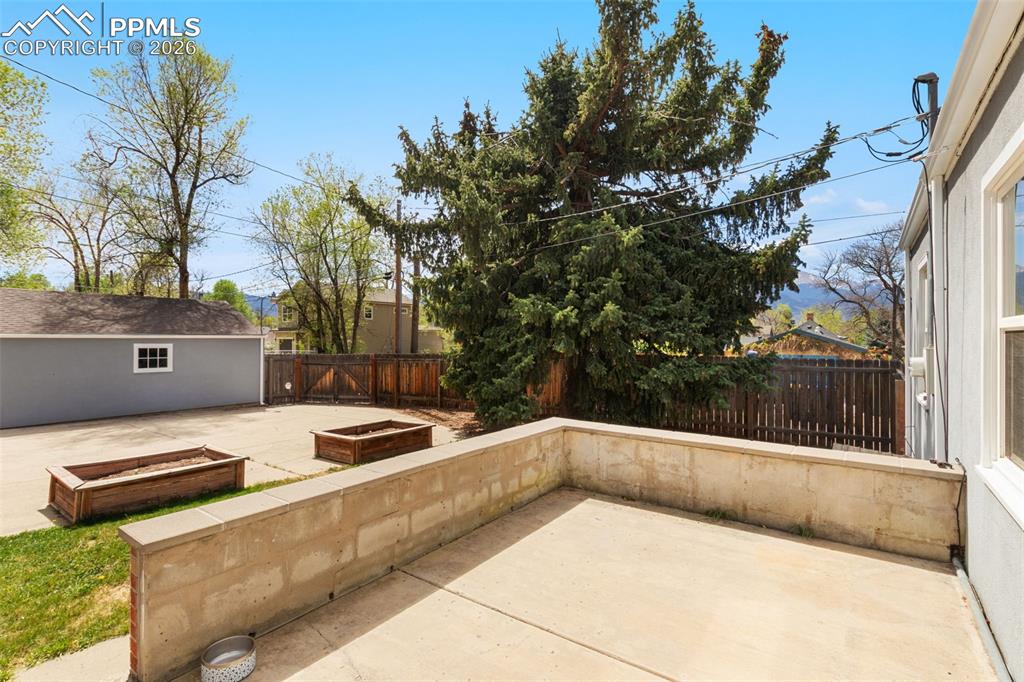 Image 24 of 26: Bathroom