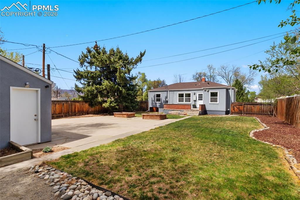 Image 25 of 26: Laundry