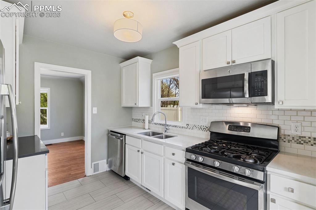 Image 9 of 26: Kitchen