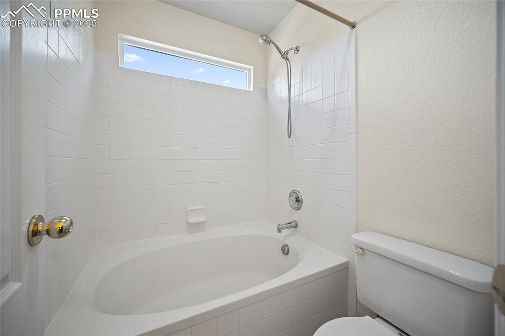 Image 25 of 46: Large soaking tub. 