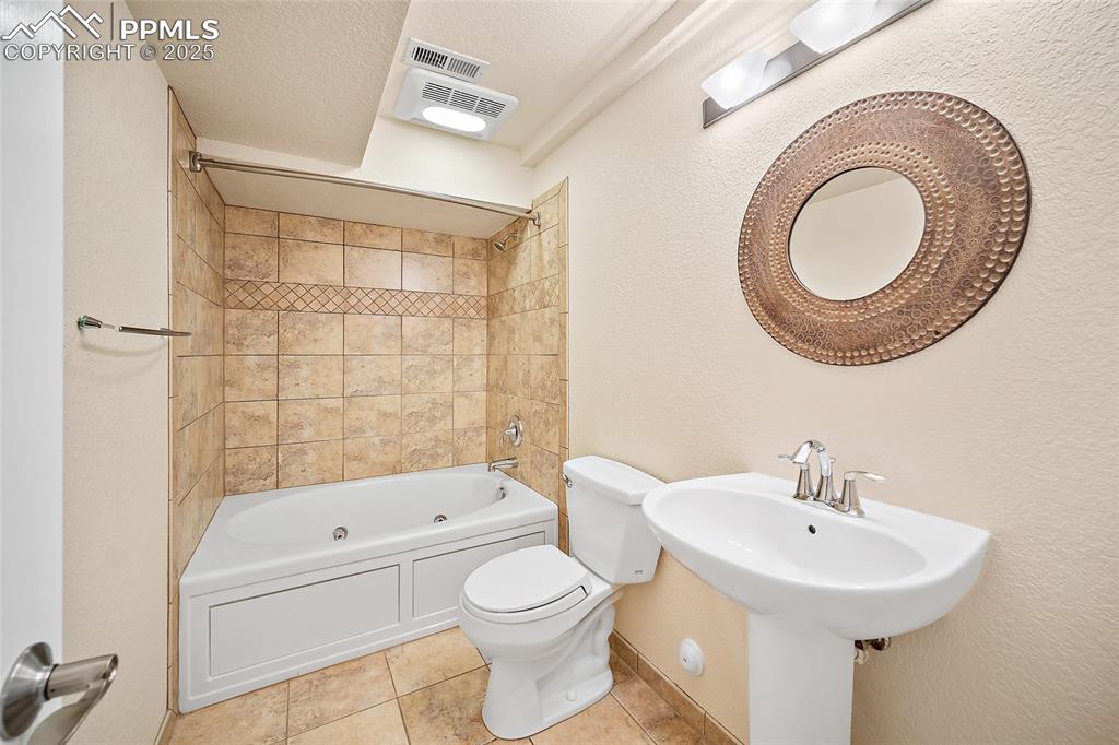 Image 33 of 46: Bathroom