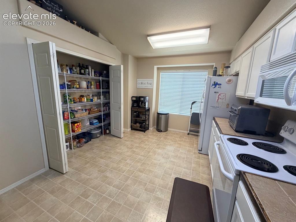 Image 12 of 27: Kitchen