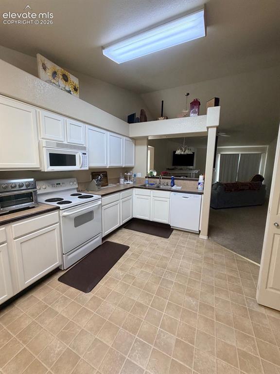 Image 13 of 27: Kitchen