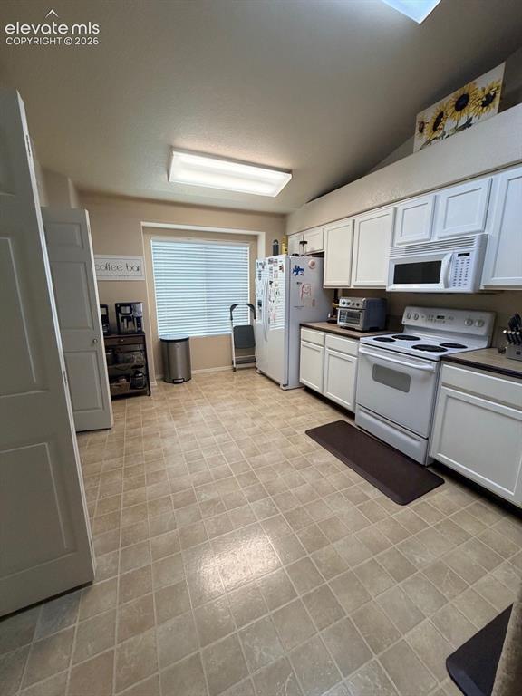 Image 14 of 27: Kitchen