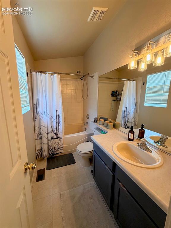 Image 19 of 27: Bathroom