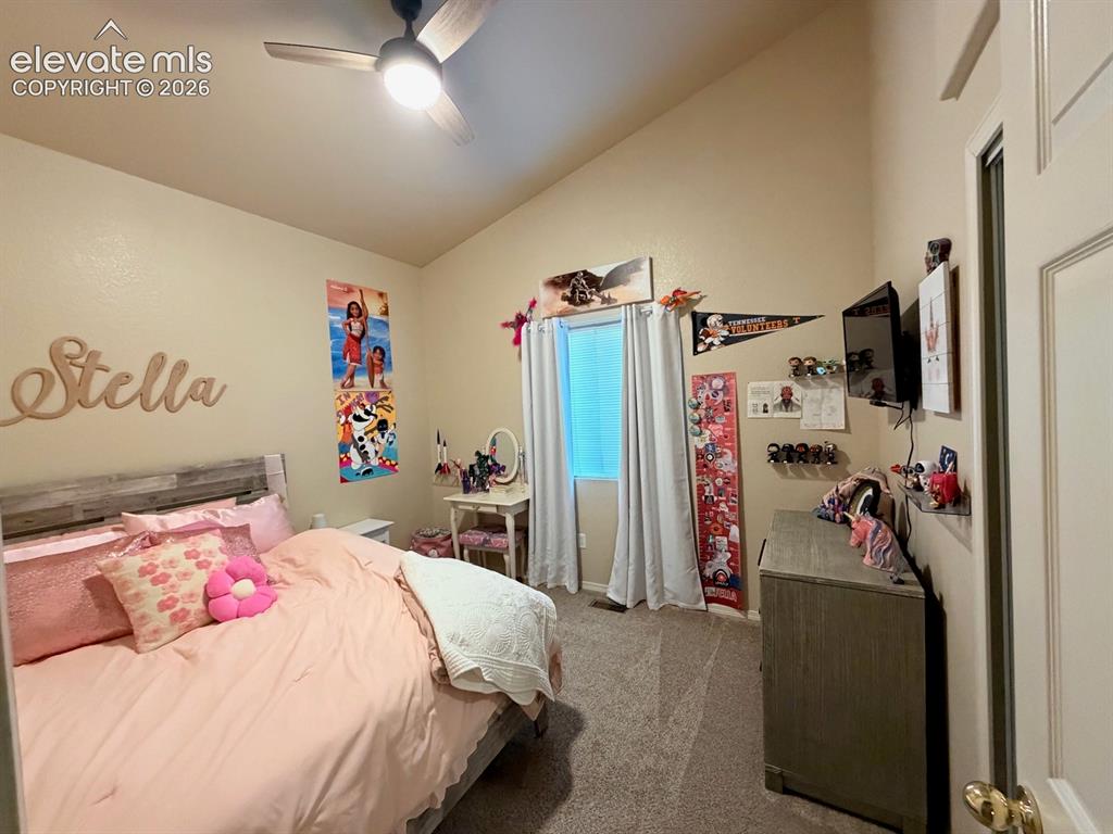 Image 22 of 27: Bedroom