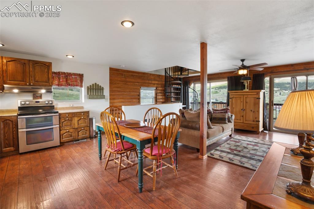 Image 11 of 30: Dining Area