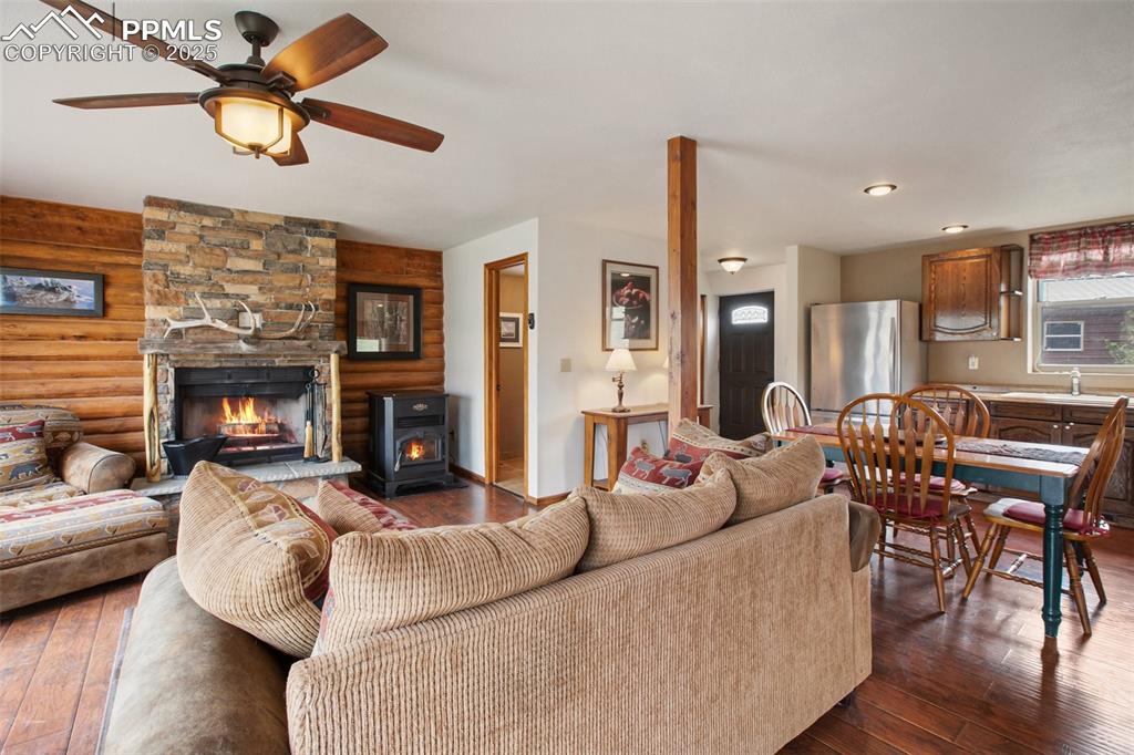 Image 5 of 30: Living Room