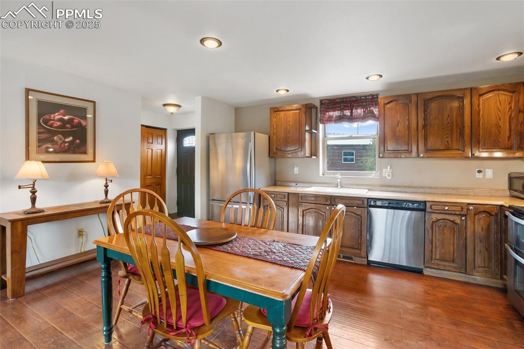 Image 6 of 30: Kitchen