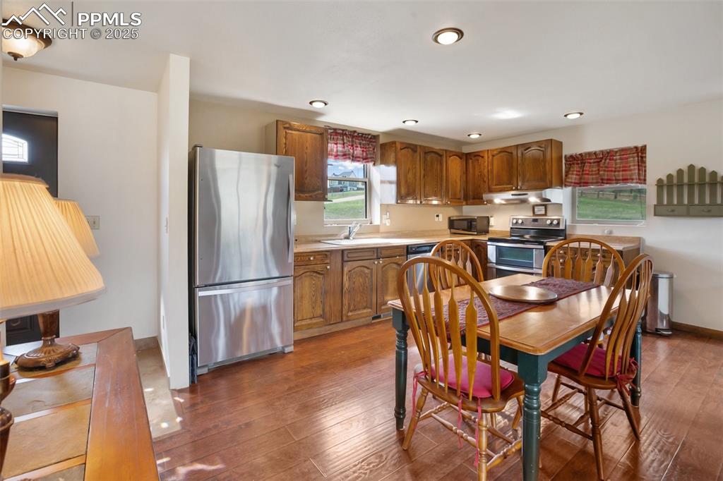 Image 7 of 30: Dining Area
