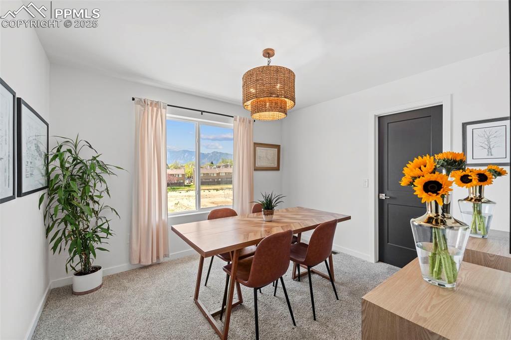 Image 19 of 26: Dining Area