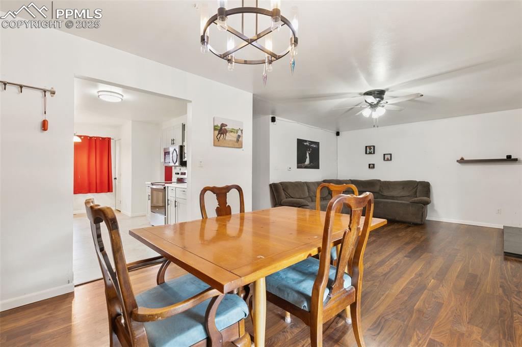 Image 10 of 29: Dining Area