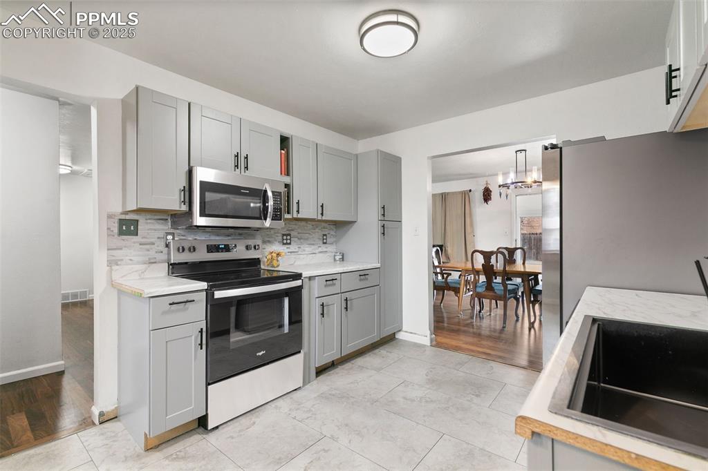 Image 14 of 29: Kitchen