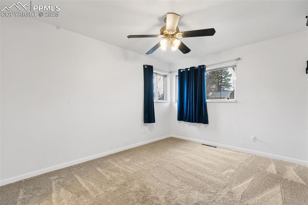 Image 17 of 29: Bedroom