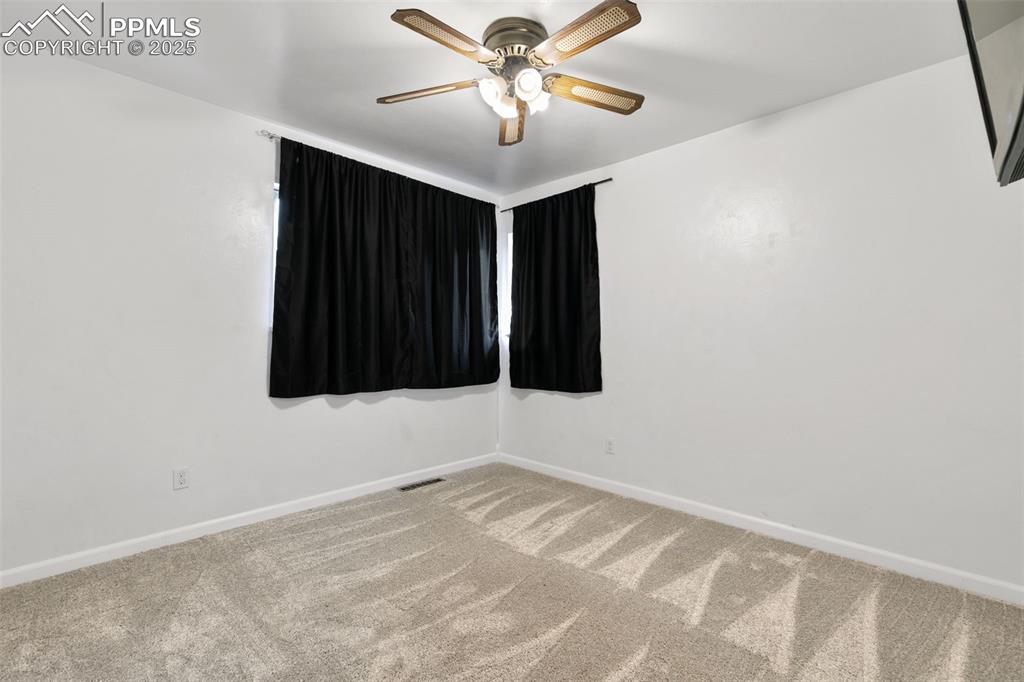 Image 18 of 29: Bedroom