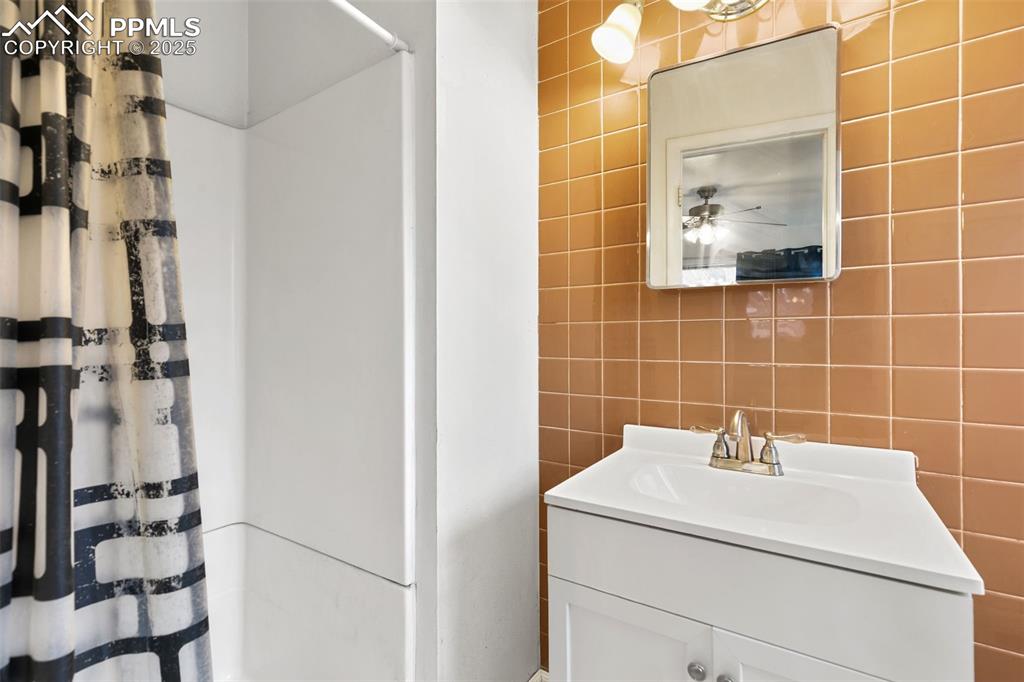 Image 22 of 29: Bathroom