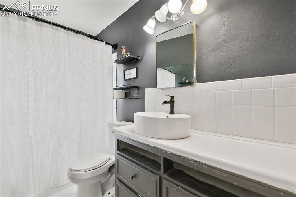 Image 23 of 29: Bathroom