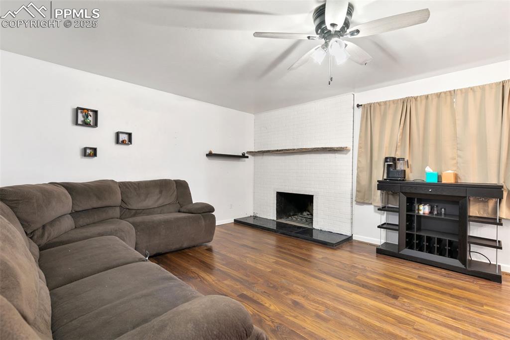 Image 4 of 29: Living Room