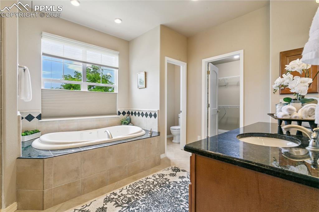 Image 25 of 48: Bathroom