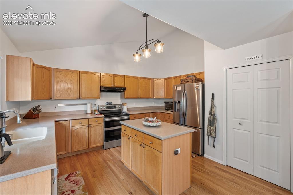 Image 12 of 47: Kitchen