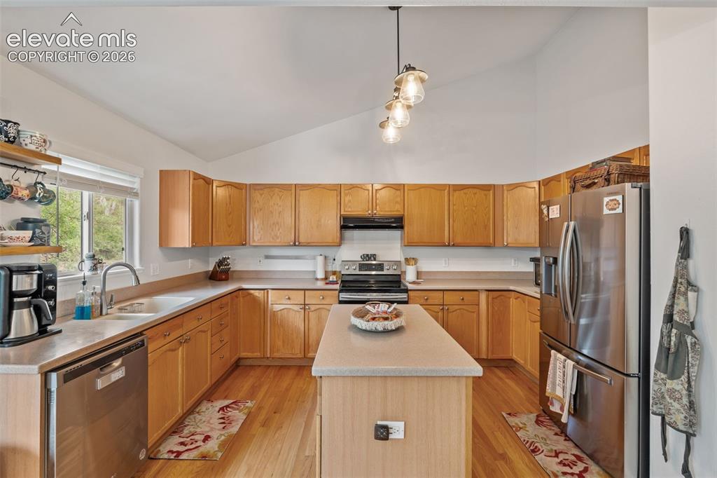 Image 13 of 47: Kitchen