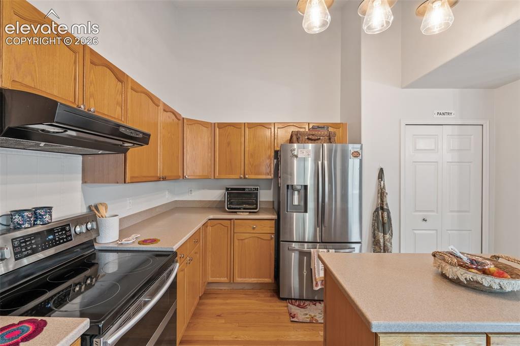 Image 15 of 47: Kitchen