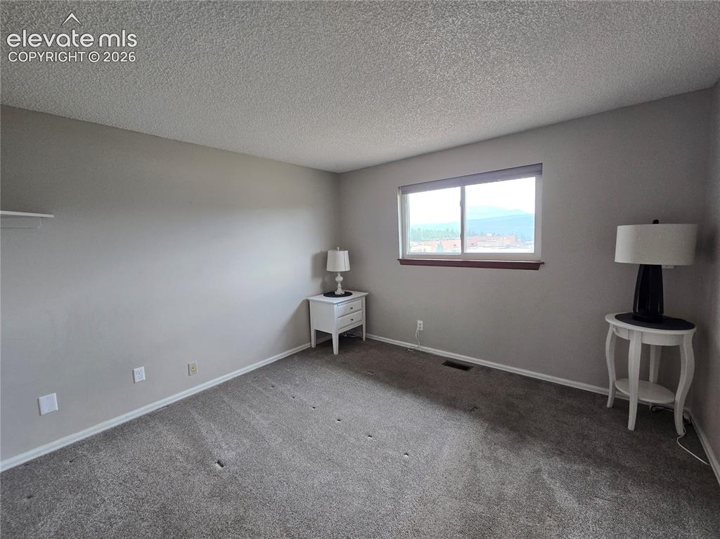 Image 19 of 25: Bedroom