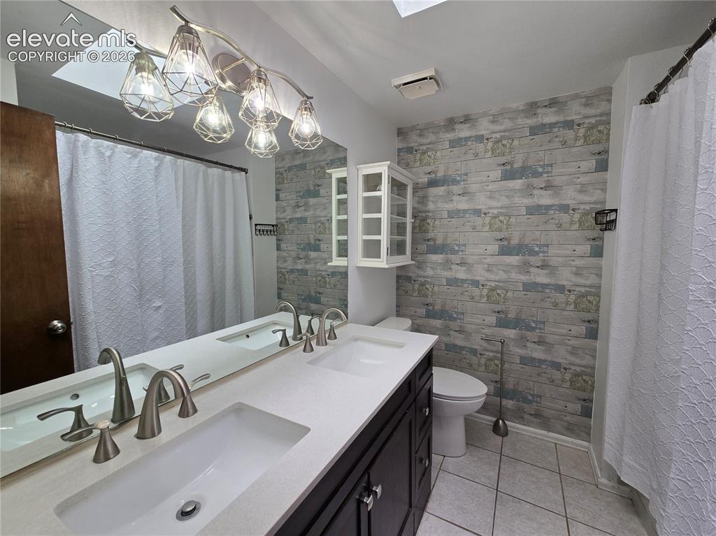 Image 21 of 25: Bathroom