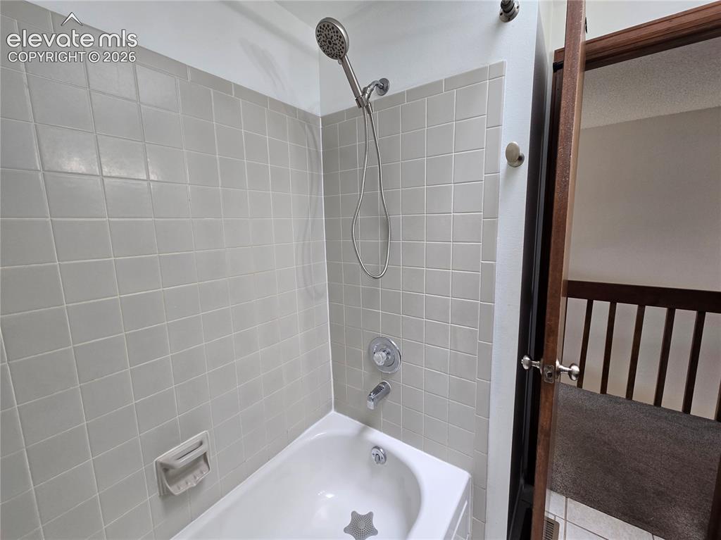 Image 22 of 25: Bathroom