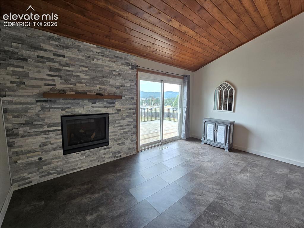 Image 8 of 25: Living Room