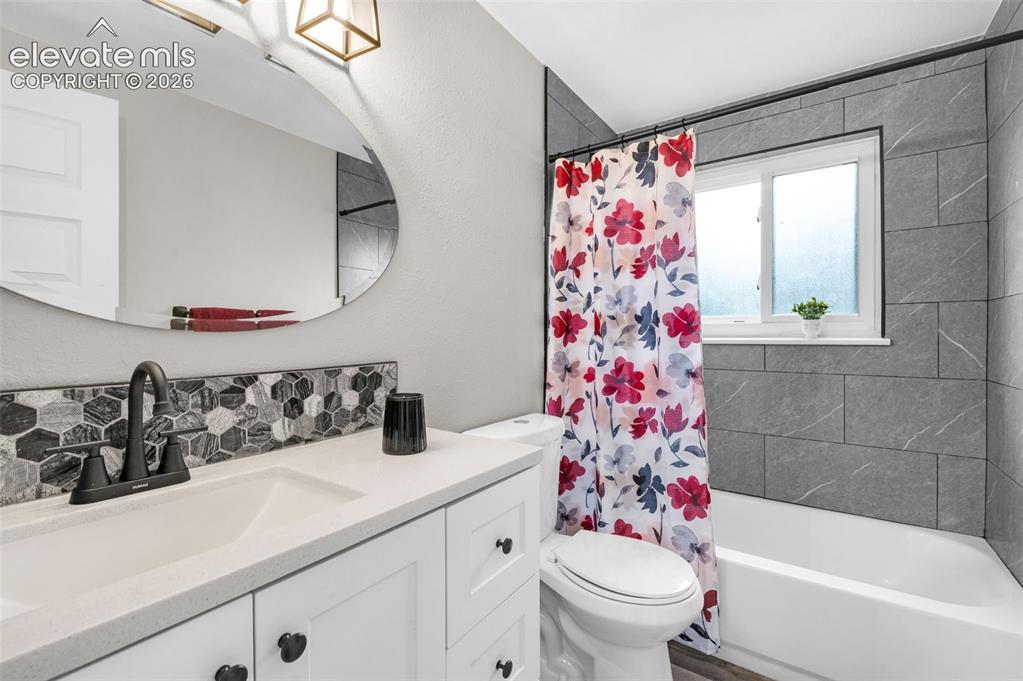 Image 15 of 32: Bathroom