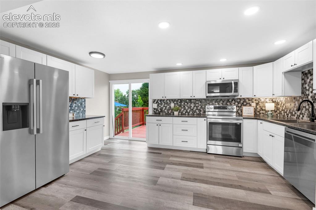 Image 6 of 32: Kitchen