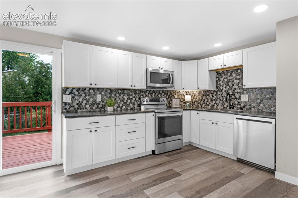 Image 7 of 32: Kitchen