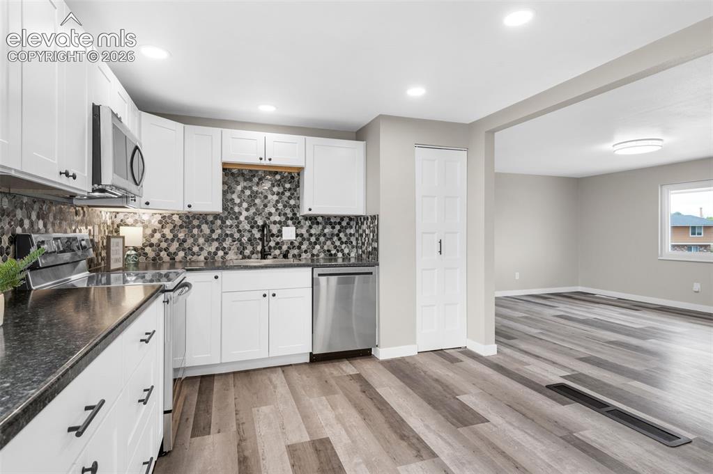 Image 8 of 32: Kitchen