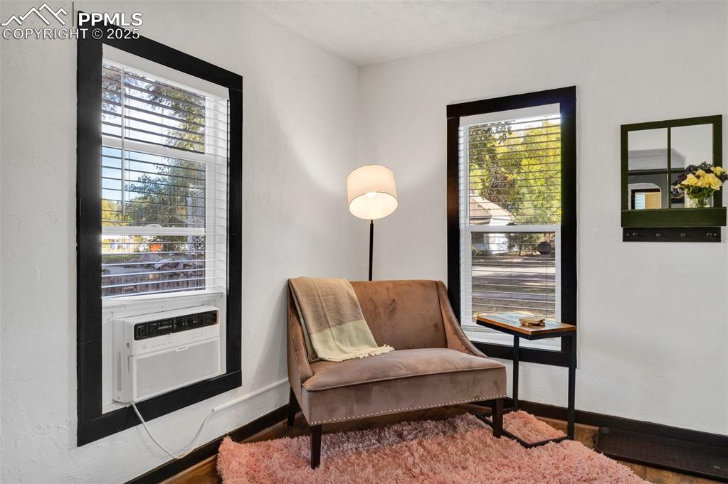 Image 15 of 26: Sitting Room