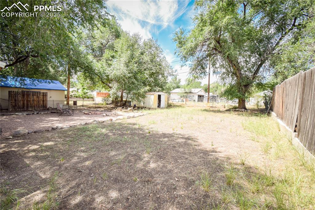 Image 19 of 26: Yard