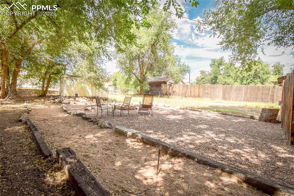 Image 20 of 26: Yard