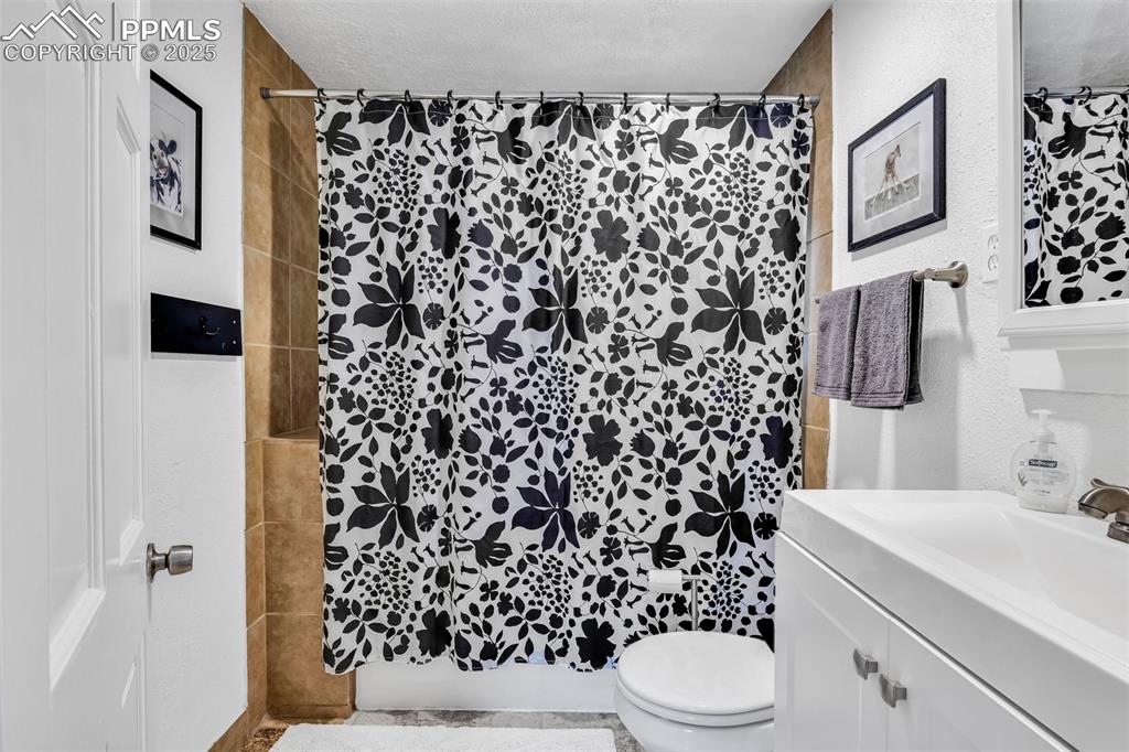 Image 7 of 26: Bathroom