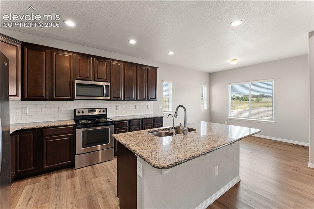 Image 32 of 48: More kitchen